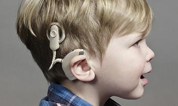 Ребенок со слуховым аппаратом